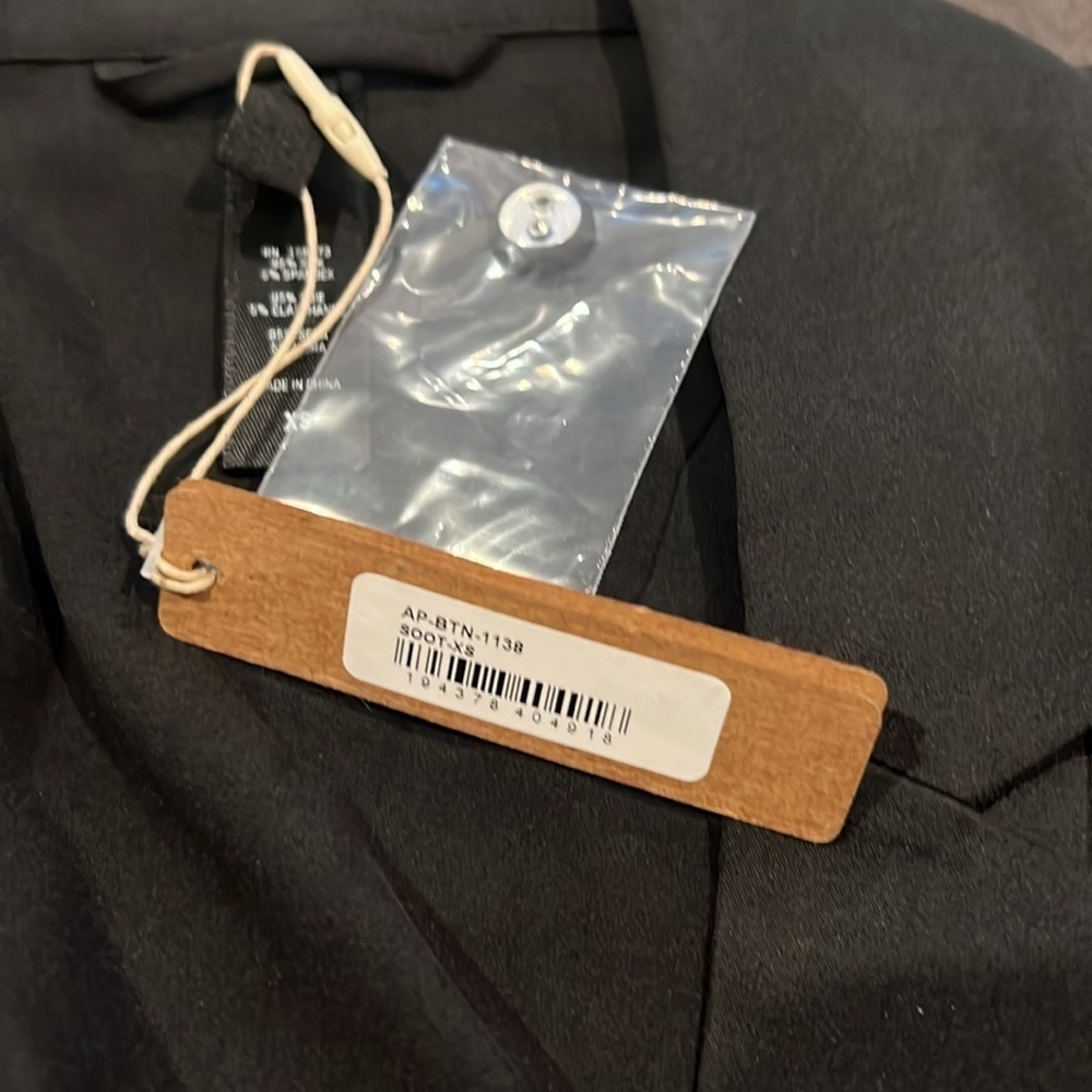 SKIMS 95% Silk Open Neckline Sleep Top - Picture 5 of 5